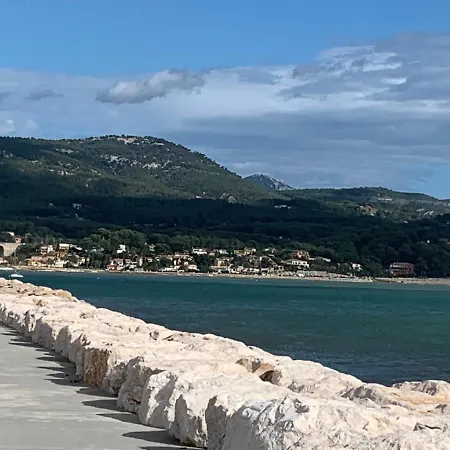Au Coeur Du Village